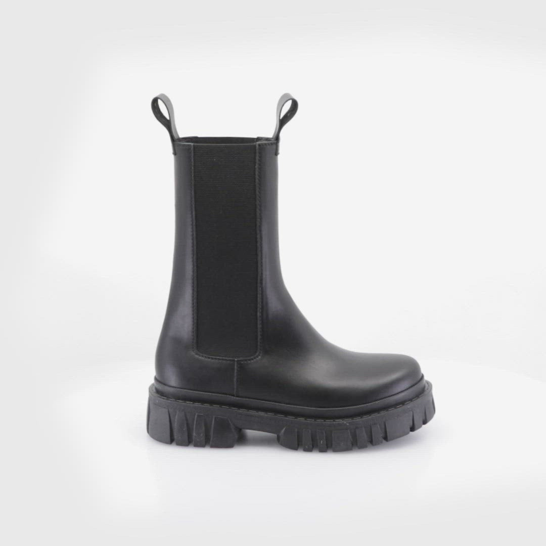 Chic Black Chelsea Booties Paran