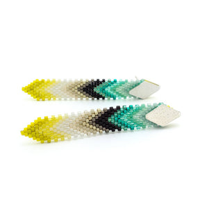 COLOR GEOMÉTRICO Miyuki Thin Feather Earrings