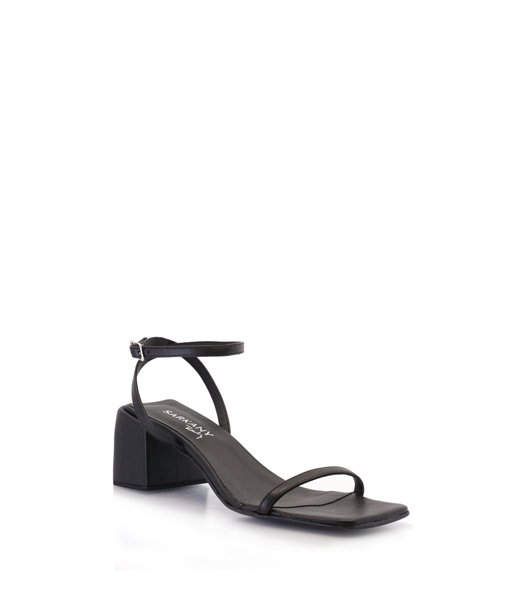 Chic Black Strap Heels Pou