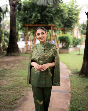 Gayatri Banarasi Cape Co-ord Set: Women's Emerald Gold Diamond Indowestern Wear