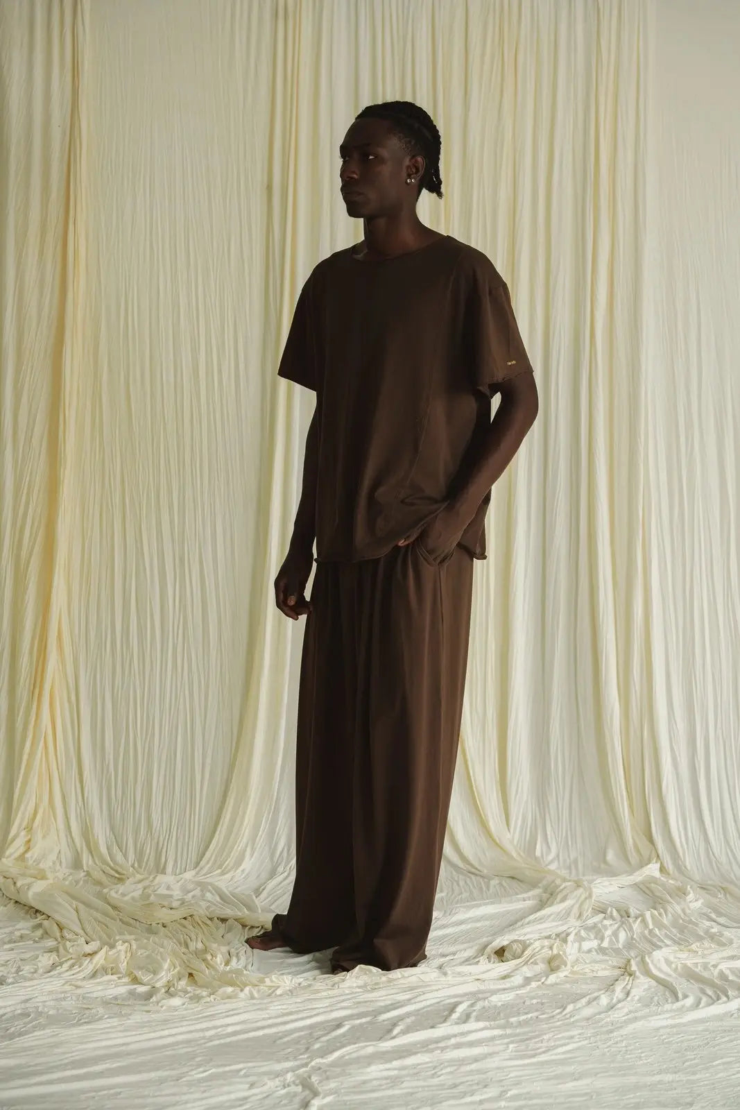 Present Tee Chocolate - Camiseta Bordada "The Only Way Out Is In"