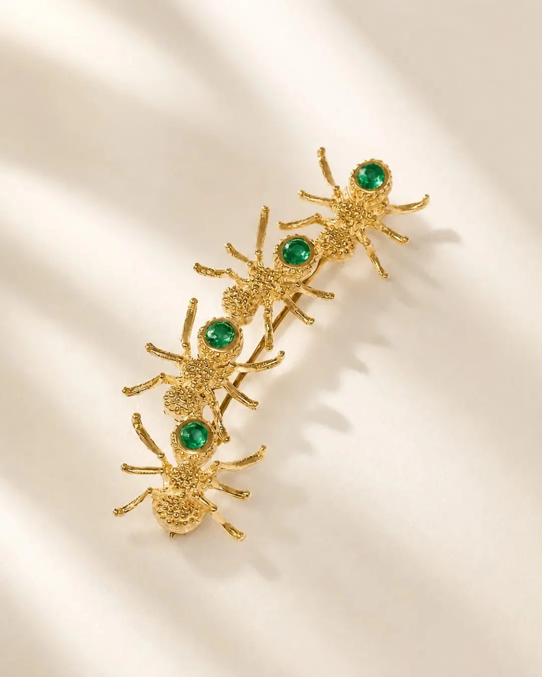 Broche Las Obreras Doradas