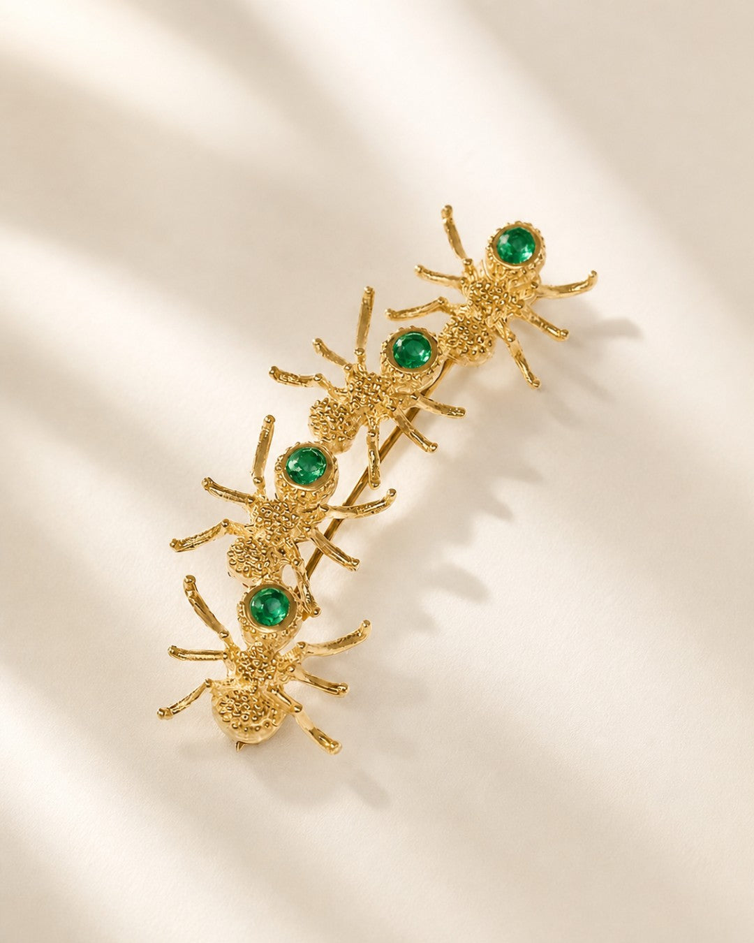 Broche Las Obreras Doradas