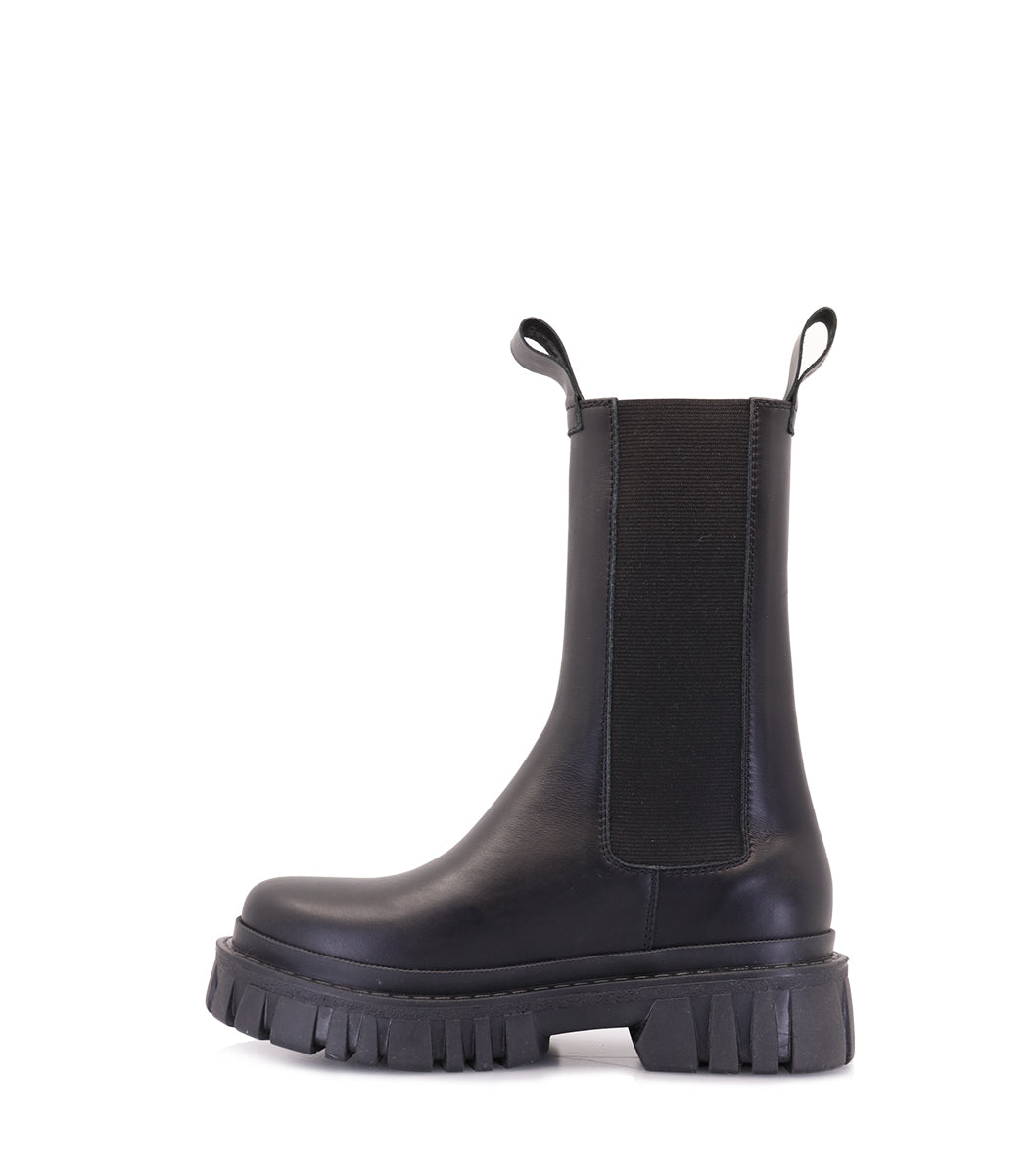 Chic Black Chelsea Booties Paran