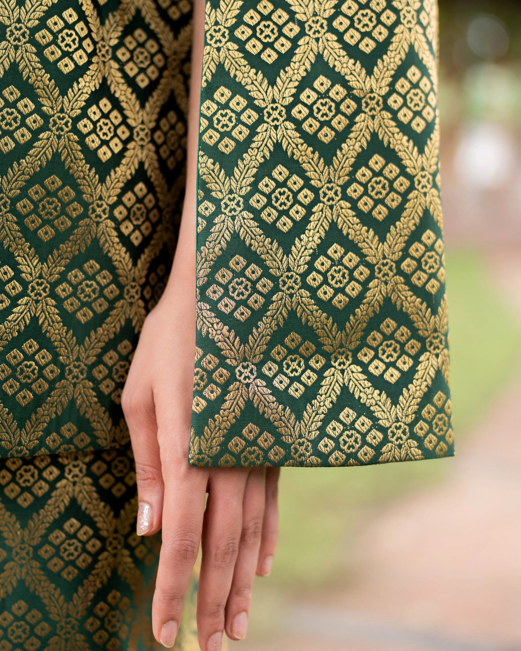 Gayatri Banarasi Cape Co-ord Set: Women's Emerald Gold Diamond Indowestern Wear