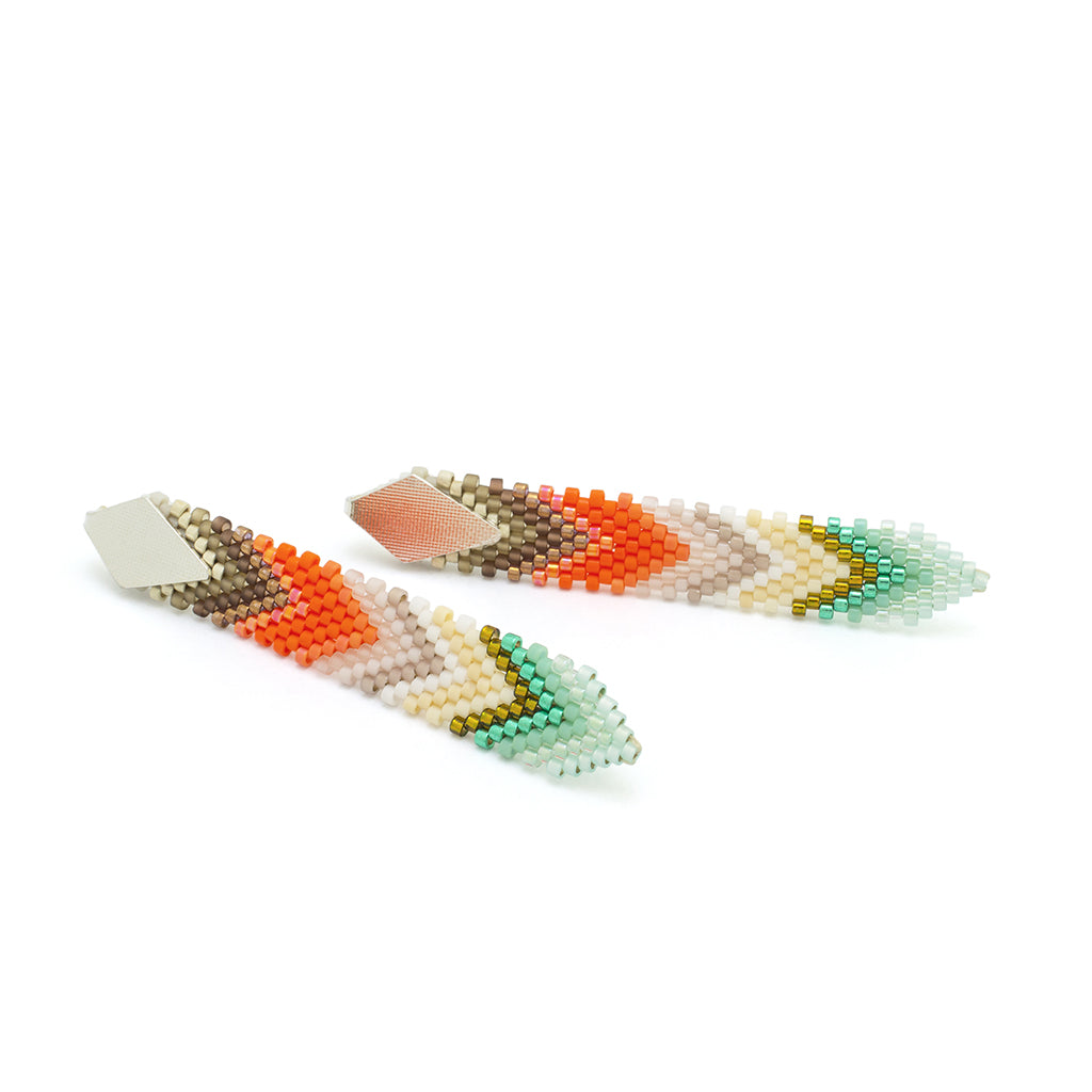 COLOR GEOMÉTRICO Miyuki Thin Feather Earrings