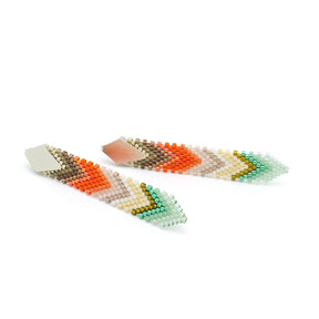 COLOR GEOMÉTRICO Miyuki Thin Feather Earrings