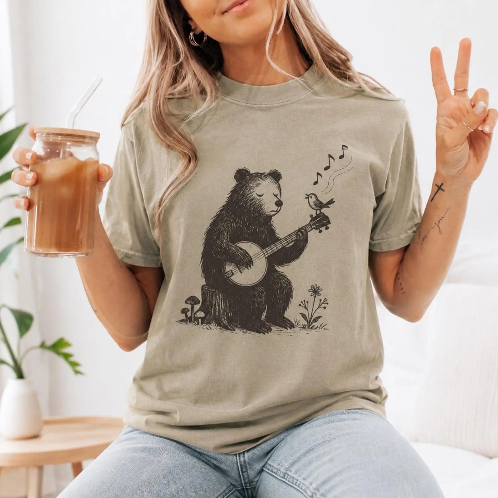 Bear Playing Banjo Graphic T-Shirt – Vintage Nature Music Tee