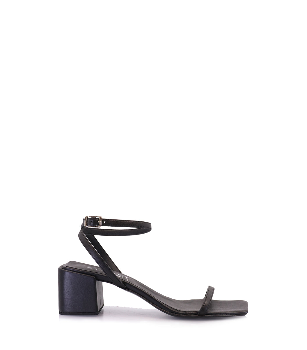 Chic Black Strap Heels Pou