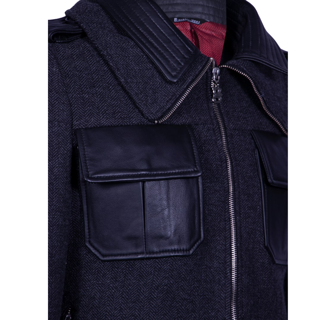 Wool jacket with a double collar and leather detailing.