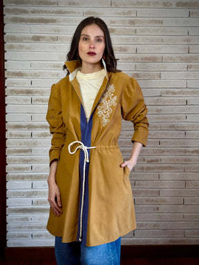 GABARDINA KIM BELGA MOSTAZA