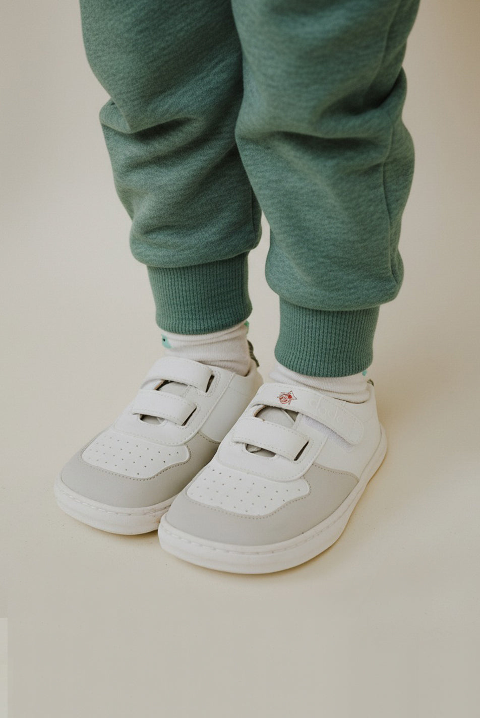 SUKI GRIS (incluye velcro strap color mostaza y stickers de 🎁)