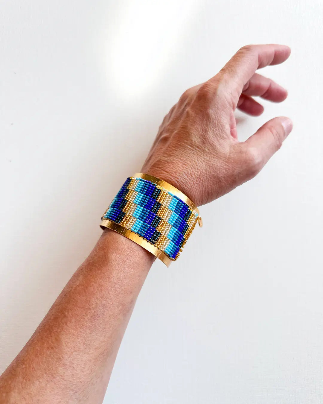 MINIMALIST DECONSTRUCTED KNOT BRACELET