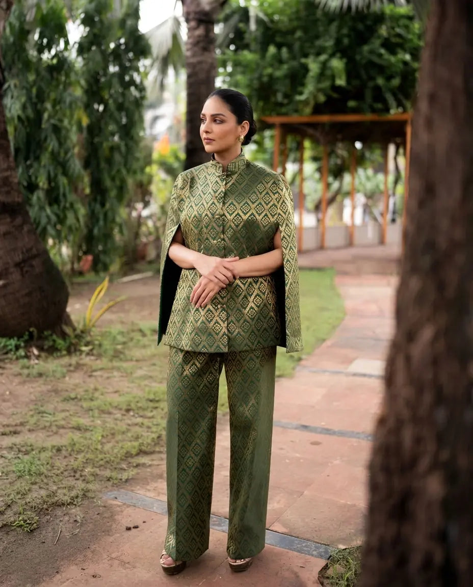 Gayatri Banarasi Cape Co-ord Set: Women's Emerald Gold Diamond Indowestern Wear